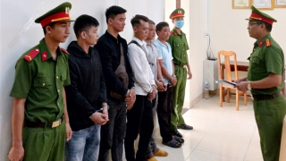 Đang nhậu thì ra chặn xe chở tôm để... đập phá