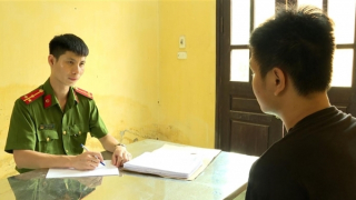 Nhắn tin hẹn con trai chủ nhà ra ngoài để đồng bọn phá két sắt