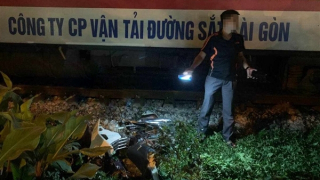 Tàu hỏa nghiền nát xe máy, hai người thương vong