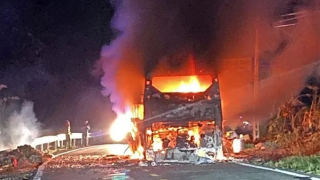 Xe khách bốc cháy trên đèo, 22 người may mắn thoát nạn