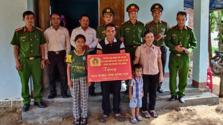 Trao nhà “Nghĩa tình đồng đội” tặng cán bộ Công an xã