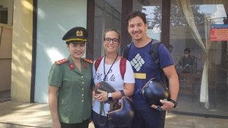 Nữ du khách Ý vui mừng khi được Công an trao trả tài sản đánh rơi