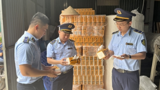 Cơ sở sản xuất giấy ăn giả nằm trong làng nghề truyền thống