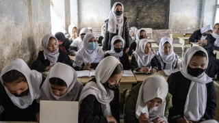 Mắc kẹt trong một đất nước dần bị quên lãng