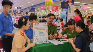 Đẩy mạnh ứng dụng hệ thống Cơ sở dữ liệu quốc gia về dân cư trong cải cách hành chính