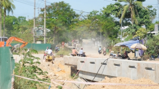 Dự án đô thị xanh thi công đường kiểu “rùa bò”, dân khổ sở vì bụi