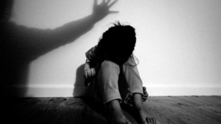 Bạn nhậu của ba mẹ xâm hại con gái 7 tuổi