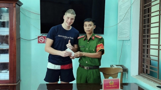 Du khách Đức cảm kích Công an phường tìm lại giúp điện thoại