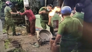 Hai mẹ con phóng hỏa đốt lực lượng làm nhiệm vụ