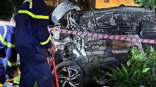 Ô tô chở 9 người bị tàu hỏa đâm khi băng qua đường sắt