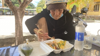 Công an kịp thời giúp bà cụ đi lạc gần 800km trở về nhà an toàn