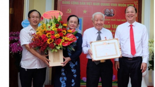 Trung tướng Võ Thái Hòa vinh dự nhận Huy hiệu 65 năm tuổi Đảng