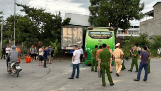 Va chạm với xe tải, tài xế xe khách tử vong