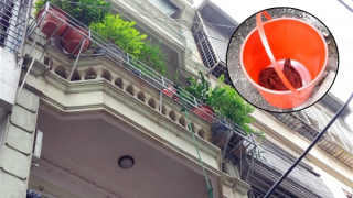 Bé 5 tháng tuổi được bà cho vào xô dòng dây thoát khỏi đám cháy