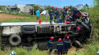 Cắt cabin xe tải, giải cứu tài xế bị mắc kẹt sau TNGT