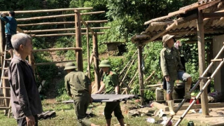 Công an xã giúp người dân khắc phục hậu quả bão lũ