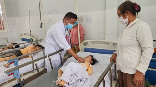 Cảnh sát dập lửa, cứu 4 em nhỏ mắc kẹt trong đám cháy