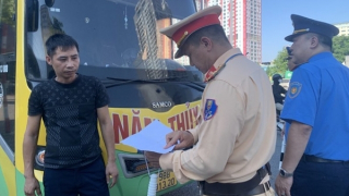 Hà Nội ra quân xử lý xe nhồi nhét khách, chở hàng quá tải