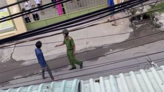 Khống chế đối tượng “múa” dao trước trường tiểu học