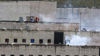 Tù nhân Ecuador nổi loạn, bắt 50 cai ngục làm con tin