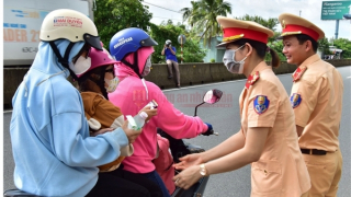 Ấm lòng người dân trên đường về quê nghỉ lễ Quốc khánh