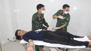 Quân y đảo Sơn Ca kịp thời cấp cứu ngư dân bị tai nạn lao động