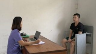 Đã đi sai làn, còn tông xe máy vào CSGT