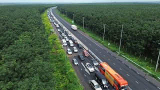 Nút thắt cổ chai ở trạm thu phí khiến cao tốc Phan Thiết - Dầu Giây ùn tắc kéo dài