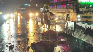 Hai cha con bị xe khách tông tử vong trong đêm