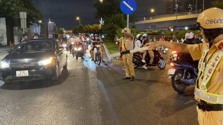 CSGT mướt mồ hôi đảm bảo TTATGT tại điểm bắn pháo hoa ngày lễ 2/9