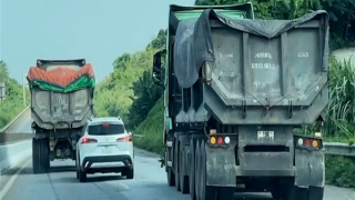 Chèn ép xe con trên cao tốc, hai tài xế xe tải bị khởi tố