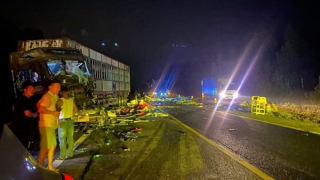 Xe đầu kéo đối đầu xe tải trên cao tốc Cam Lộ - La Sơn