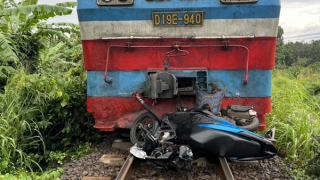 Cố lách, vượt rào chắn, đôi nam nữ bị tàu hỏa tông tử vong