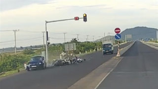 Vụ ô tô tông hàng loạt xe máy: Trách nhiệm khi giao xe cho người 16 tuổi điều khiển?