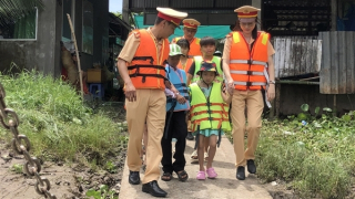 CSGT Công an tỉnh Bạc Liêu mang niềm vui đến học sinh nghèo đầu năm học mới