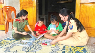 "Mẹ đỡ đầu" nâng bước em đến trường