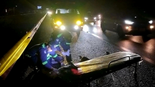 Phát hiện người đàn ông nằm bất động trên cao tốc