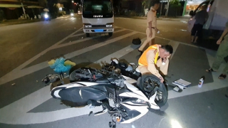 Xe tải bỏ chạy sau khi va chạm với xe máy khiến 2 người bị thương