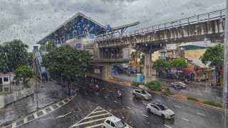 Mưa giông từ Bắc vào Nam, Hà Nội trời mát mẻ