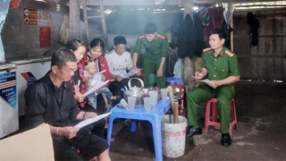 Trưởng Công an xã kể chuyện trèo đèo, lội suối, vận động bà con làm căn cước công dân