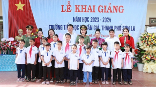 Những đứa trẻ “Con nuôi Công an Sơn La” tựu trường với bạn bè cùng trang lứa