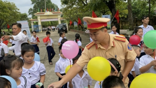 CSGT tặng sữa, nước cho học sinh đến sớm dự khai giảng tại 15 trường học dọc QL1A