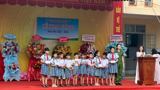 Niềm vui ngày khai trường của học sinh có hoàn cảnh khó khăn