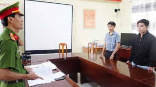 Bắt 2 đối tượng làm bằng đại học và chứng chỉ giả