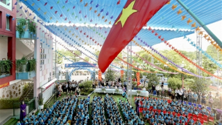 Học sinh cả nước náo nức tới trường, bắt đầu cho năm học mới