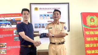 Trung tá CSGT nhặt được ví tiền trả lại cho người dân