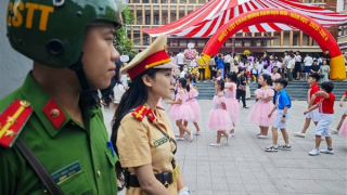 Công an Hà Nội đảm bảo an ninh, ATGT ngày học sinh tựu trường