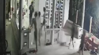 Nghi bị tố chạy xe nẹt pô, nhóm thanh niên cầm hung khí vào nhà dân đe dọa