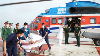 Dùng trực thăng đưa 3 thợ lặn bị giảm áp vào đất liền cấp cứu