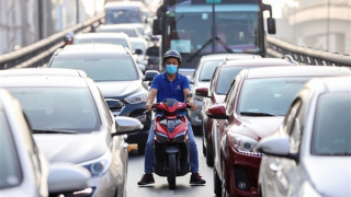 Biển cấm như vô hình, xe máy vẫn đi lên Vành đai 2 trên cao